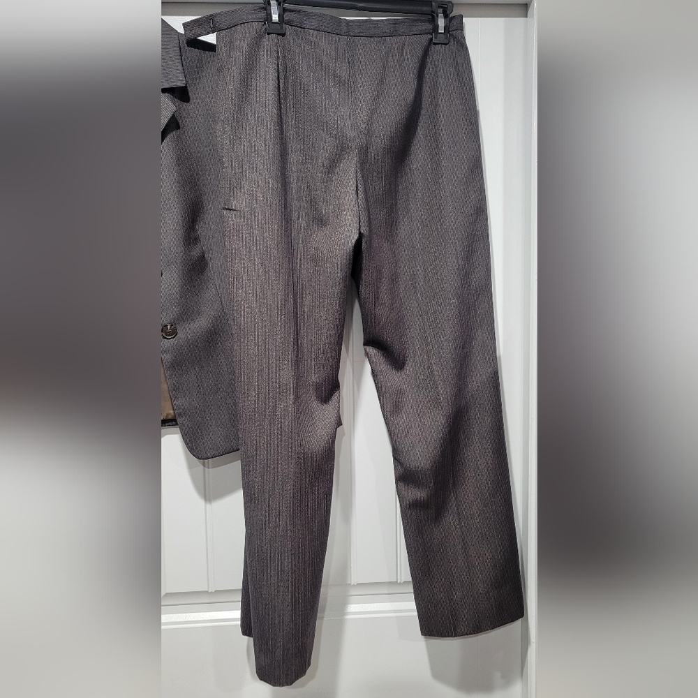 Evan Picone Women's Gray Blazer and Pants Set - Picture 4 of 10